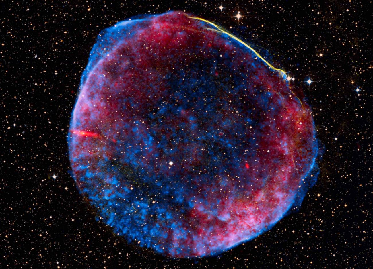 Supernova 1006. Imagen: NASA/CXC/Rutgers/G.Cassam-Chenaï, J.Hughes et al.; Radio: NRAO/AUI/NSF/GBT/VLA/Dyer, Maddalena & Cornwell; Optical: Middlebury College/F.Winkler, NOAO/AURA/NSF/CTIO Schmidt & DSS.