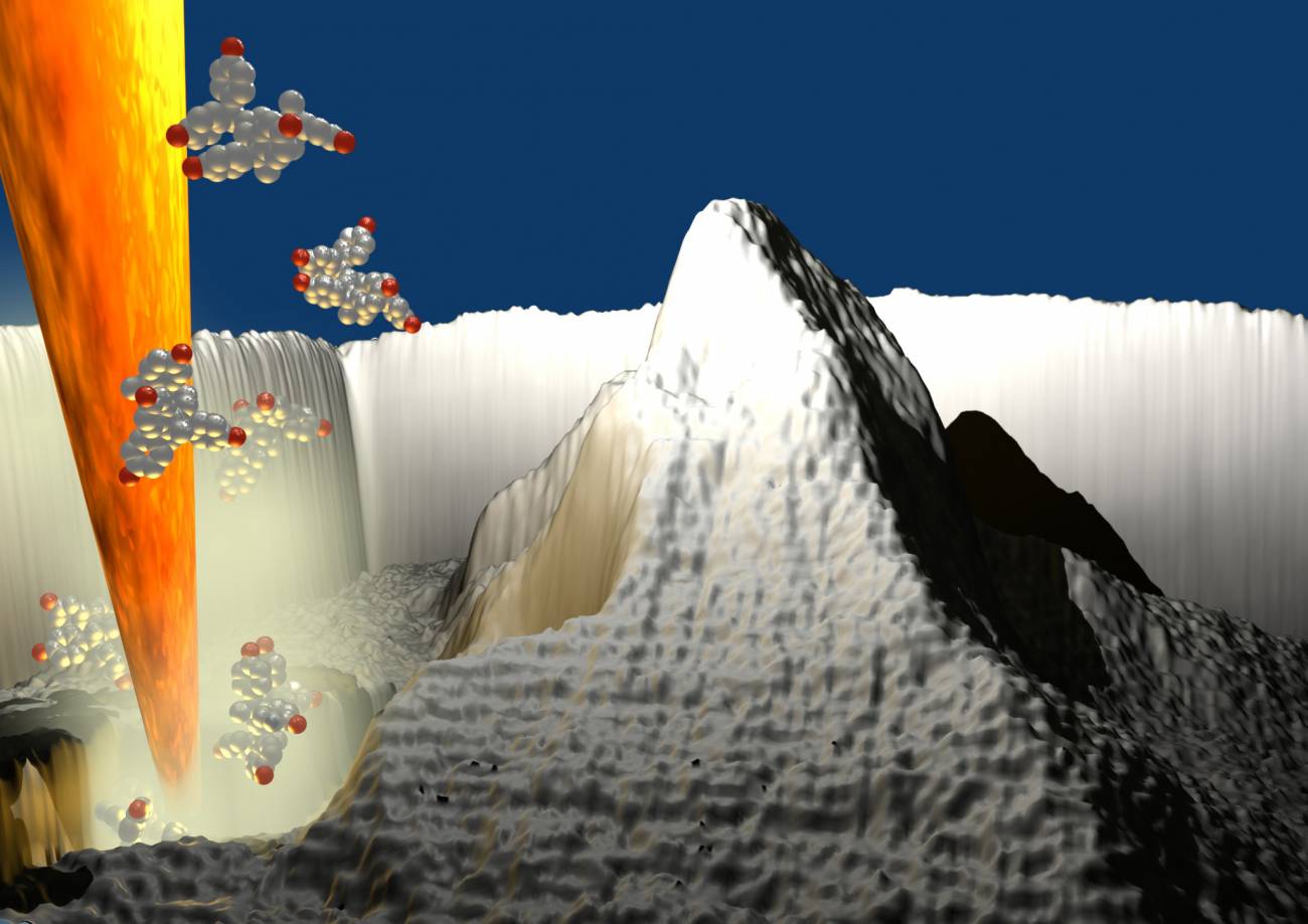 La imagen muestra el proceso de modelado con una punta caliente de estructuras tridimensionales complejas, como una nanoréplica del Matterhorn (famosa montaña de los Alpes, en la frontera suizo-italiana) a partir de un cristal molecular orgánico.