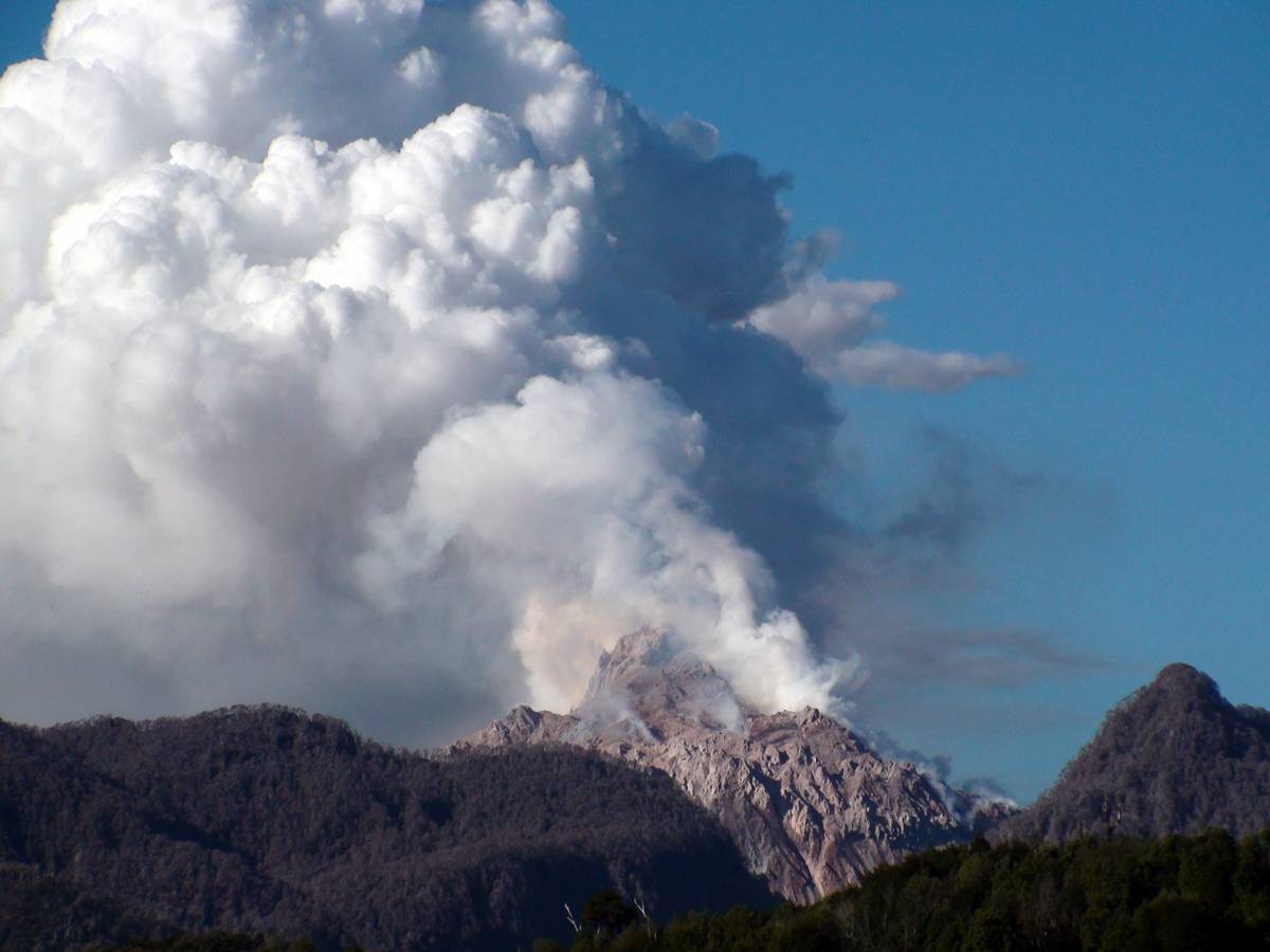 Erupción del volcán chileno Chaitén (Chile) en mayo de 2008. 