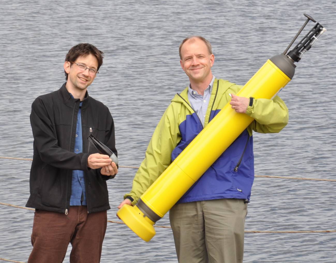 Los investigadores John Lyman (izquierda) y Gregory Johnson (derecha) con un robot Argo. 