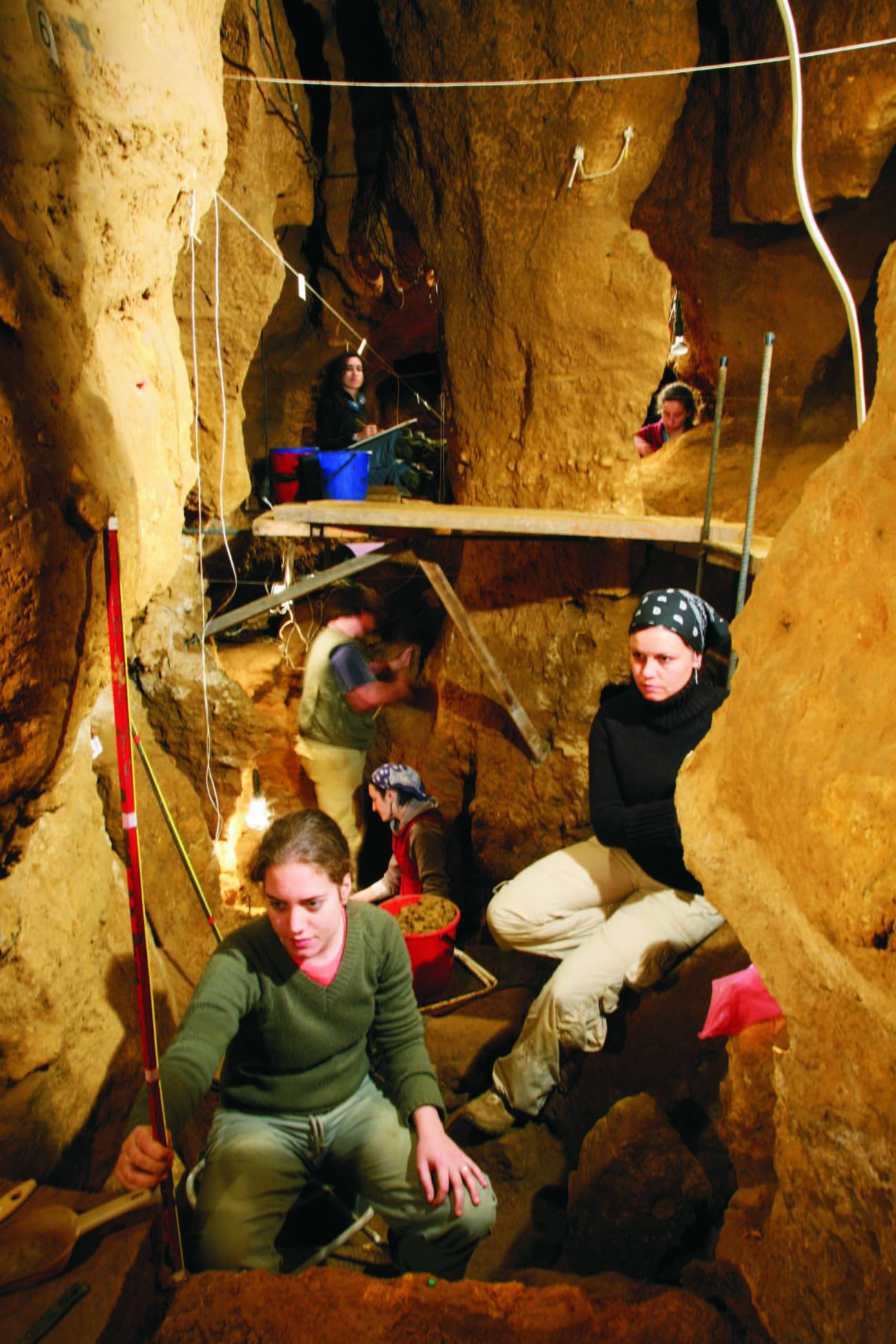 Equipo de investigadores de la Universidad de Oviedo en la cueva asturiana de El Sidrón. La foto fue tomada por el fallecido Javier Fortea.