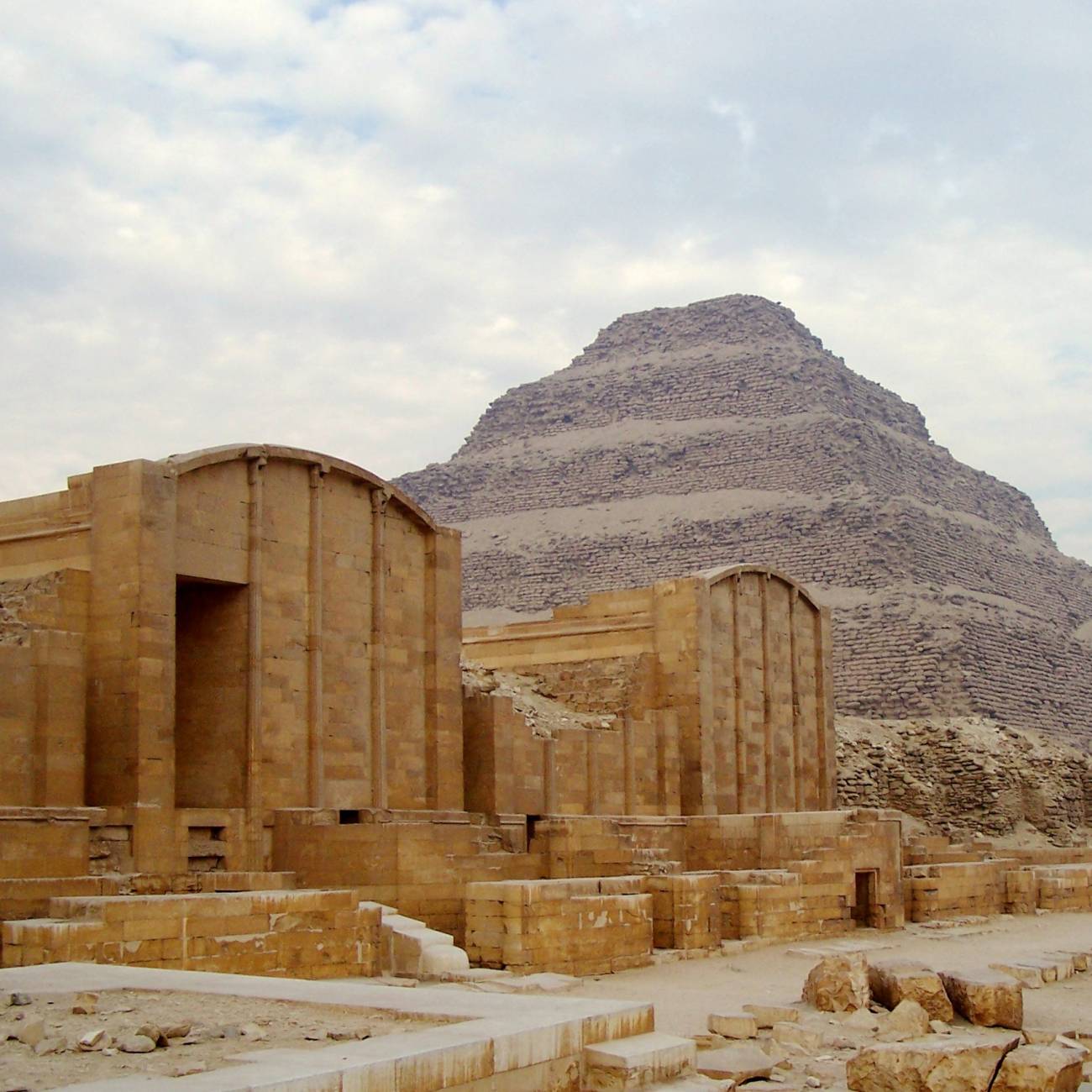 Pirámide escalonada de Zoser en la necrópolis de Saqqara.