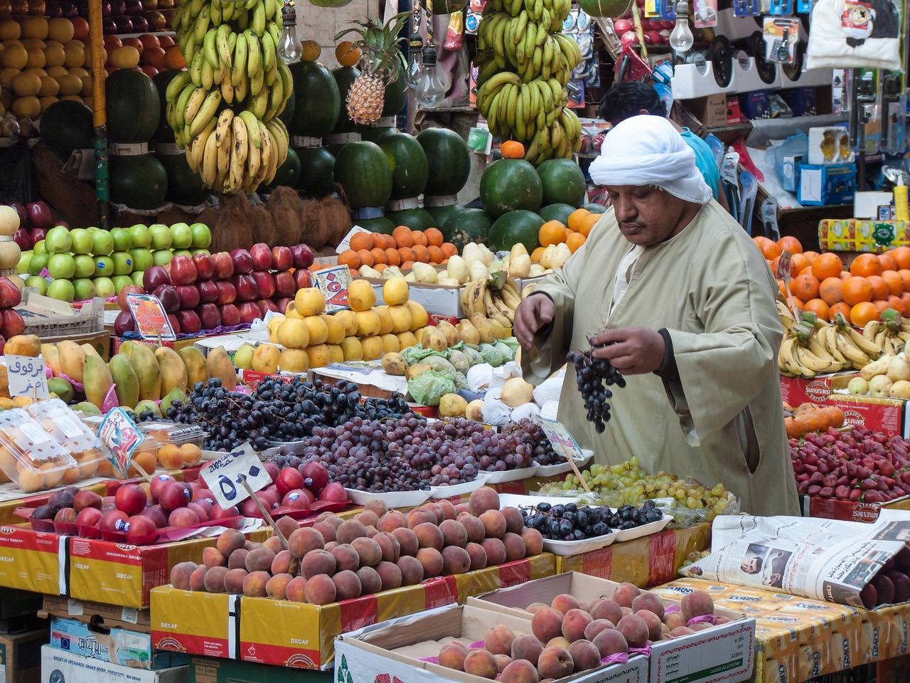 hombre en un mercado de El Cairo