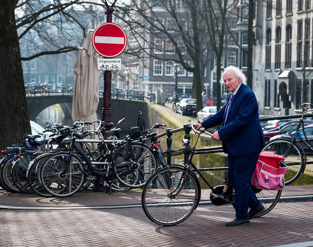 hombre mayor con una bicicleta