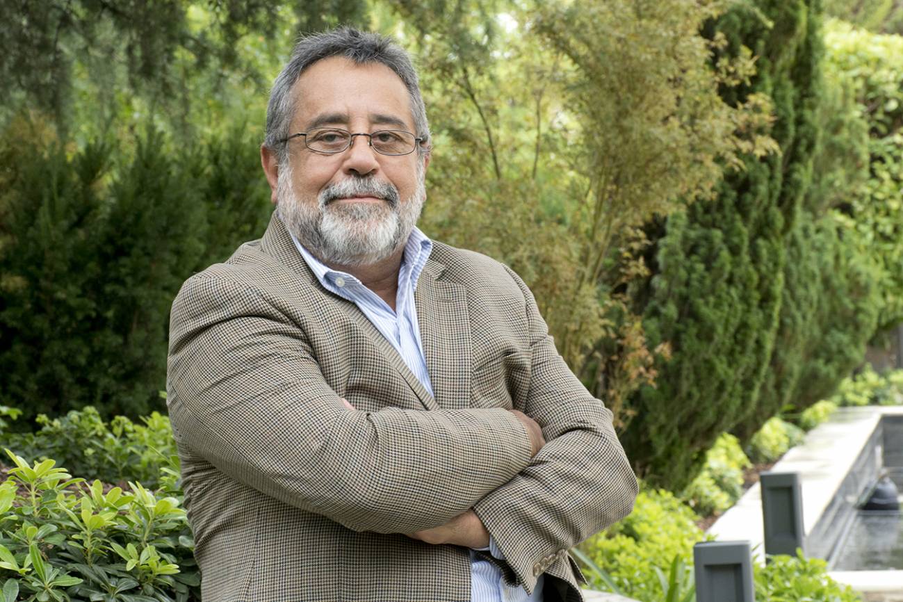 El profesor José Franco del Instituto de Astronomía de la Universidad Nacional Autónoma de México
