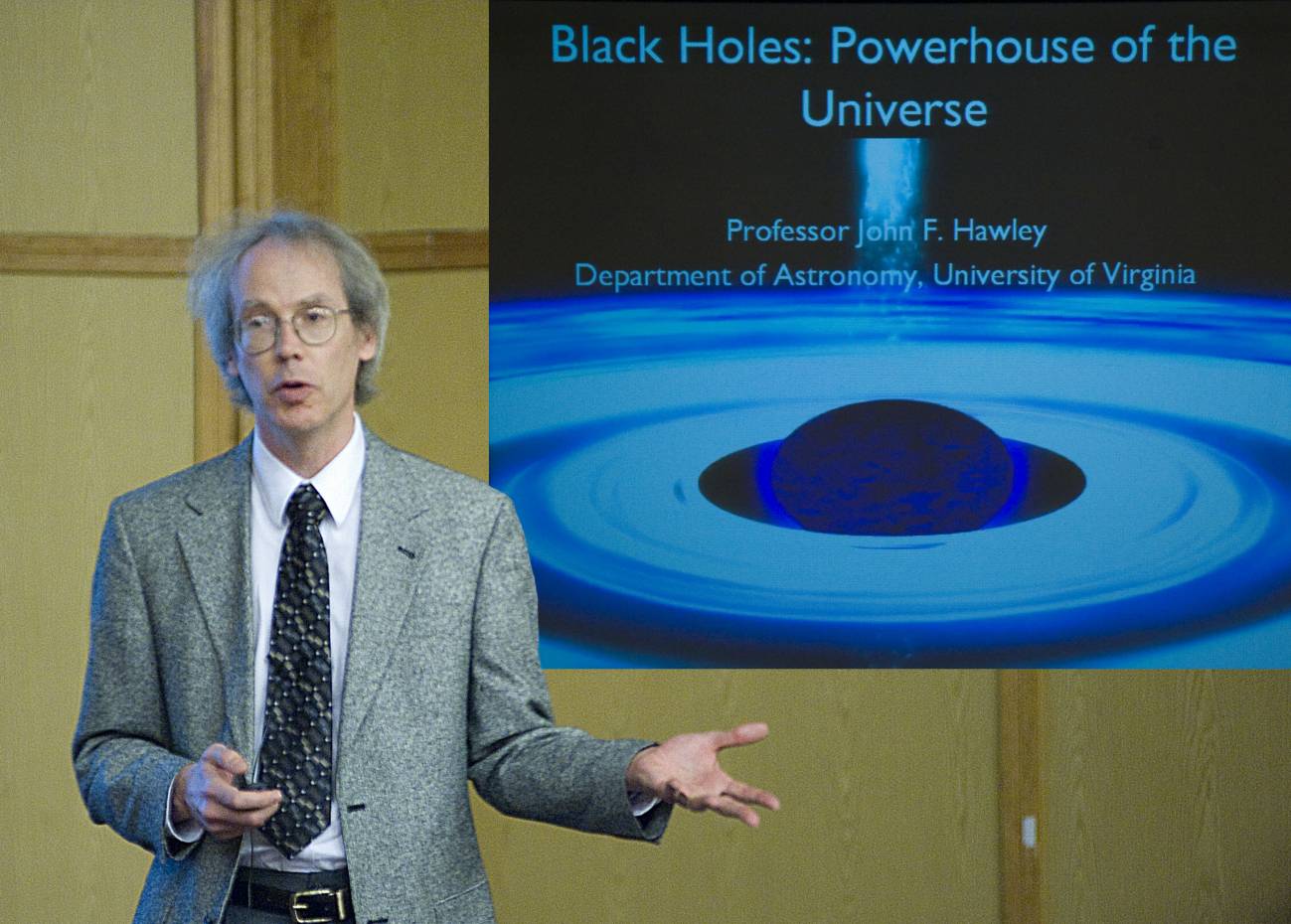 John F. Hawley impartiendo una conferencia sobre agujeros negros en el marco de la XXI Canary Islands Winter School of Astrophysics, organizada por el Instituto de Astrofísica de Canarias (IAC). Foto: Miguel Briganti (SMM/IAC)