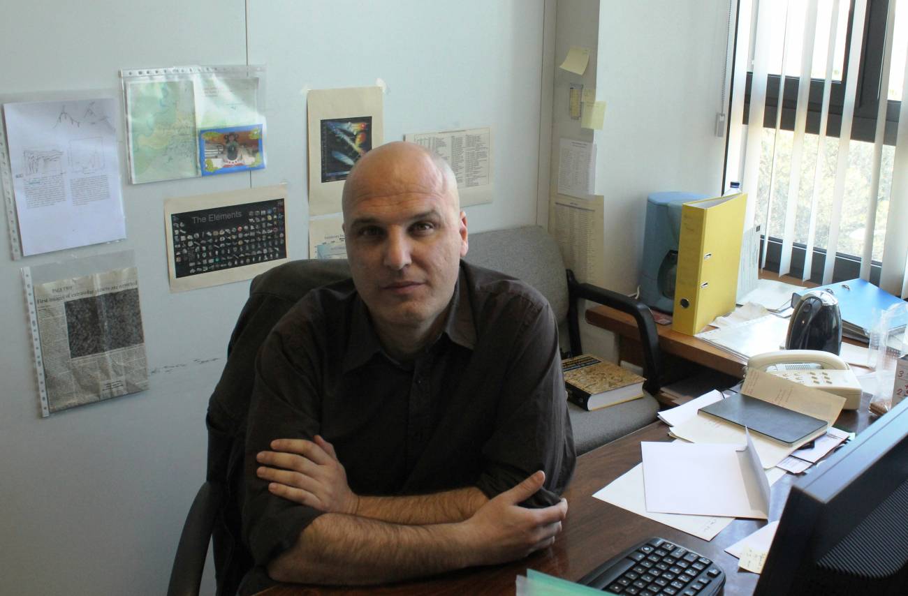Luis Sarro, en su despacho de la Escuela Técnica Superior de Ingeniería Informática de la UNED