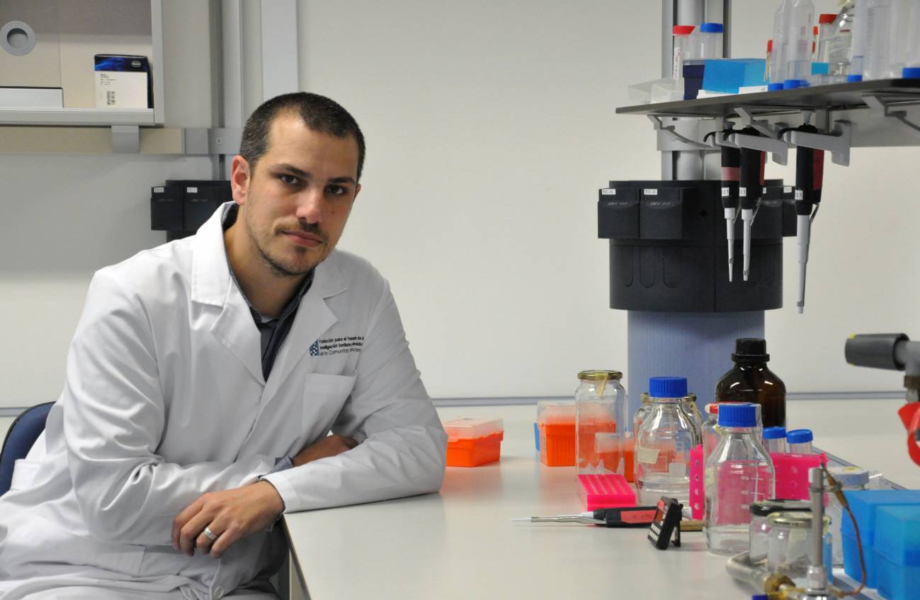 El investigador Iñaki Comas en el laboratorio. / Mila Martínez (Fisabio)