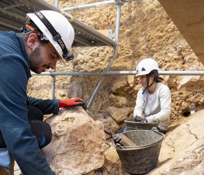 Excavaciones en la cueva de la Sima del Elefante. / Susana Santamaría
