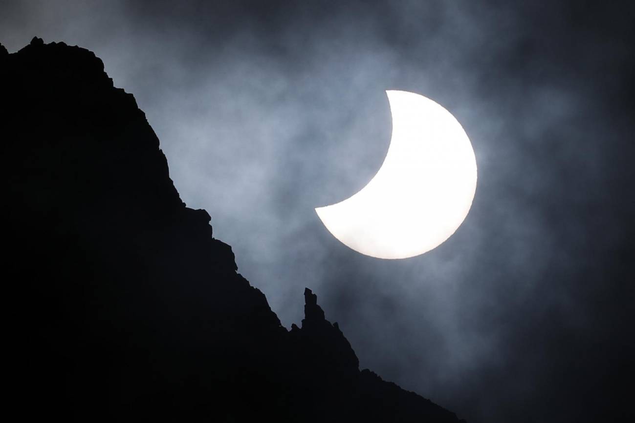 El eclipse solar parcial visto en los montes Tatra, al sur de Polonia. / © Grzegorz Momot  (EFE)