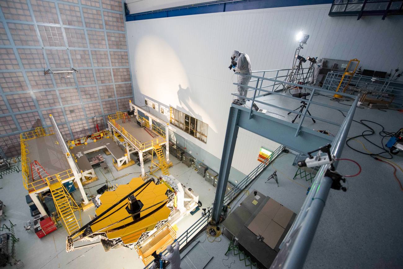 Fotografía de la sala blanca de la NASA, donde se construye el telescopio espacial James Webb