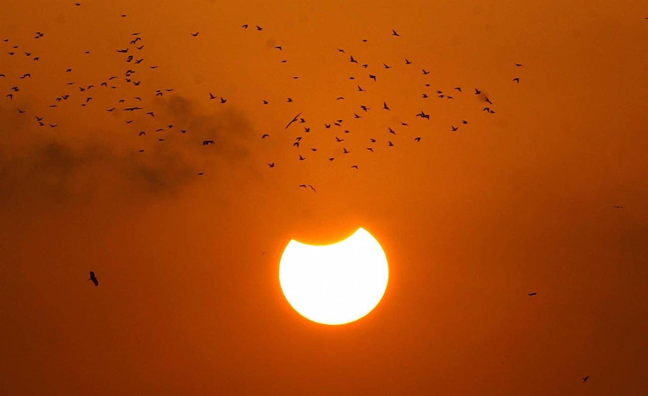 Vista del eclipse solar parcial desde Karachi, Pakistán. / © Shahzaib Akber (EFE)