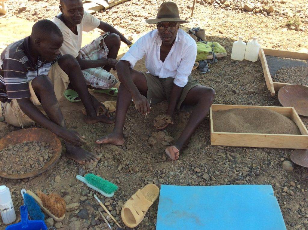 Akai Ekes y John Ekusi observan cómo Isaías Nengo levanta el bloque de arenisca con Alesi, después de seis horas de excavación / Isaiah Nengo