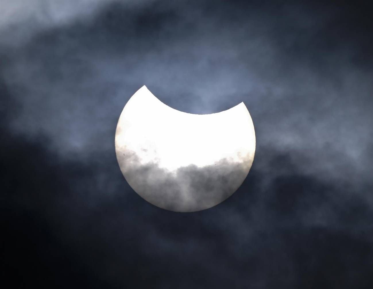 Eclipse solar parcial visto en el centro de Estocolmo (Suecia) / © Jonas Ekströmer (EFE)