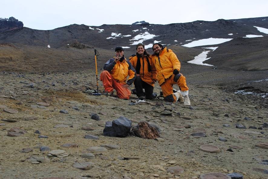 En 2011, la paleontóloga Ariana Paulina Carabajal (centro) descubrió el primer fósil de saurópodo en la Antártida. / Foto cedida por la autora