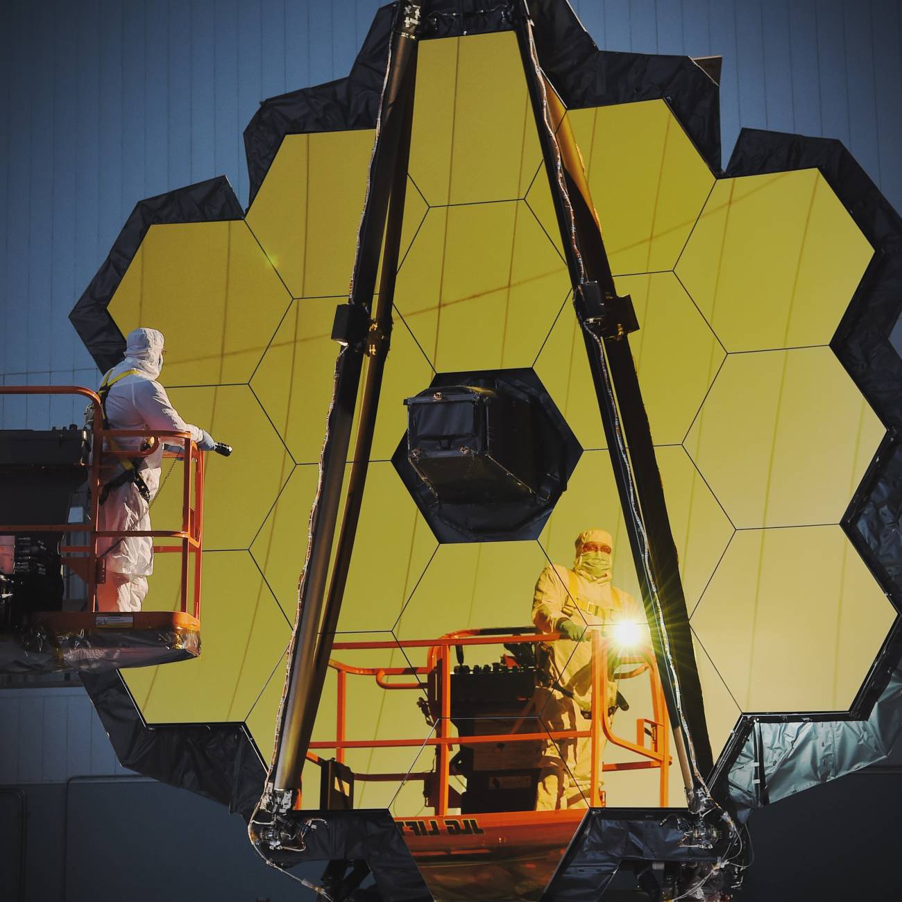 Dos operarios trabajan con el telescopio espacial James Webb