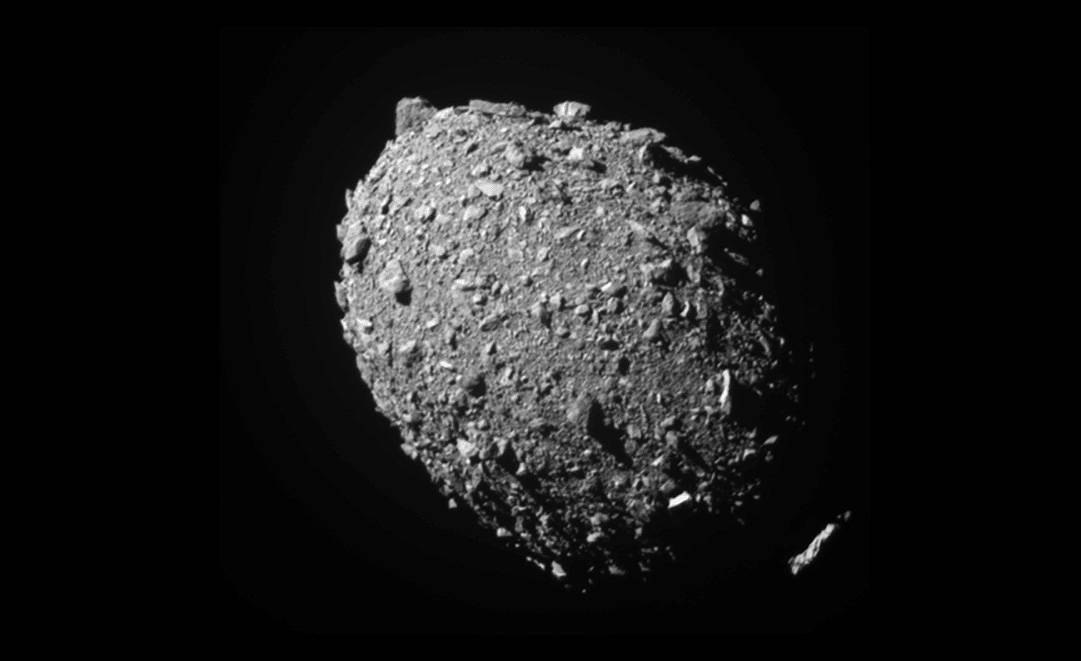 Imagen real del asteroide Dimorphos contra el que impactó la sonda DART.