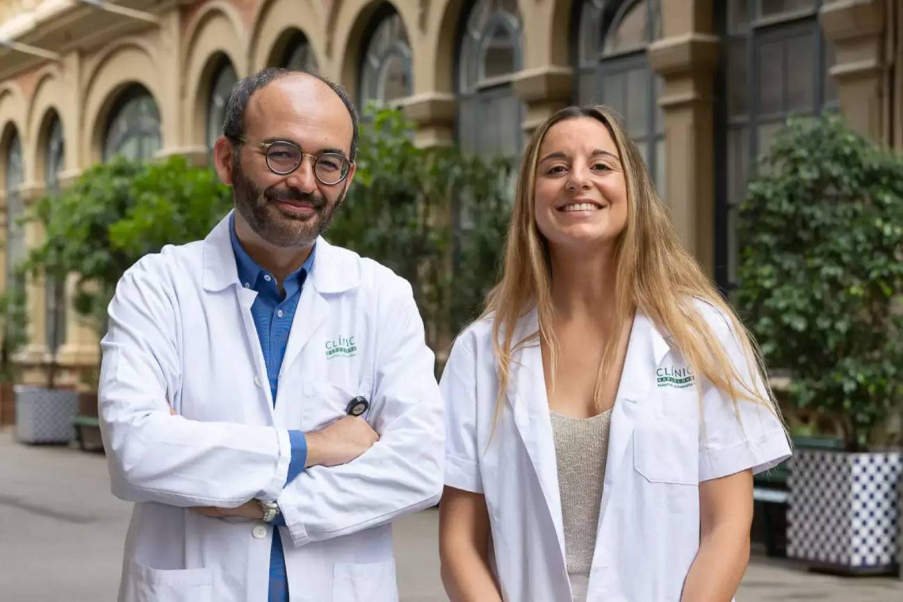 Carlos Fernández de Larrea, coordinador del estudio, y Aina Oliver-Caldés, primera firmante del artículo. / Francisco Avia – Hospital Clínic