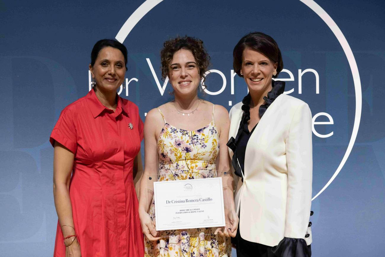 Científica española Cristina Romera recibiendo el Premio L'Oreal UNESCO 