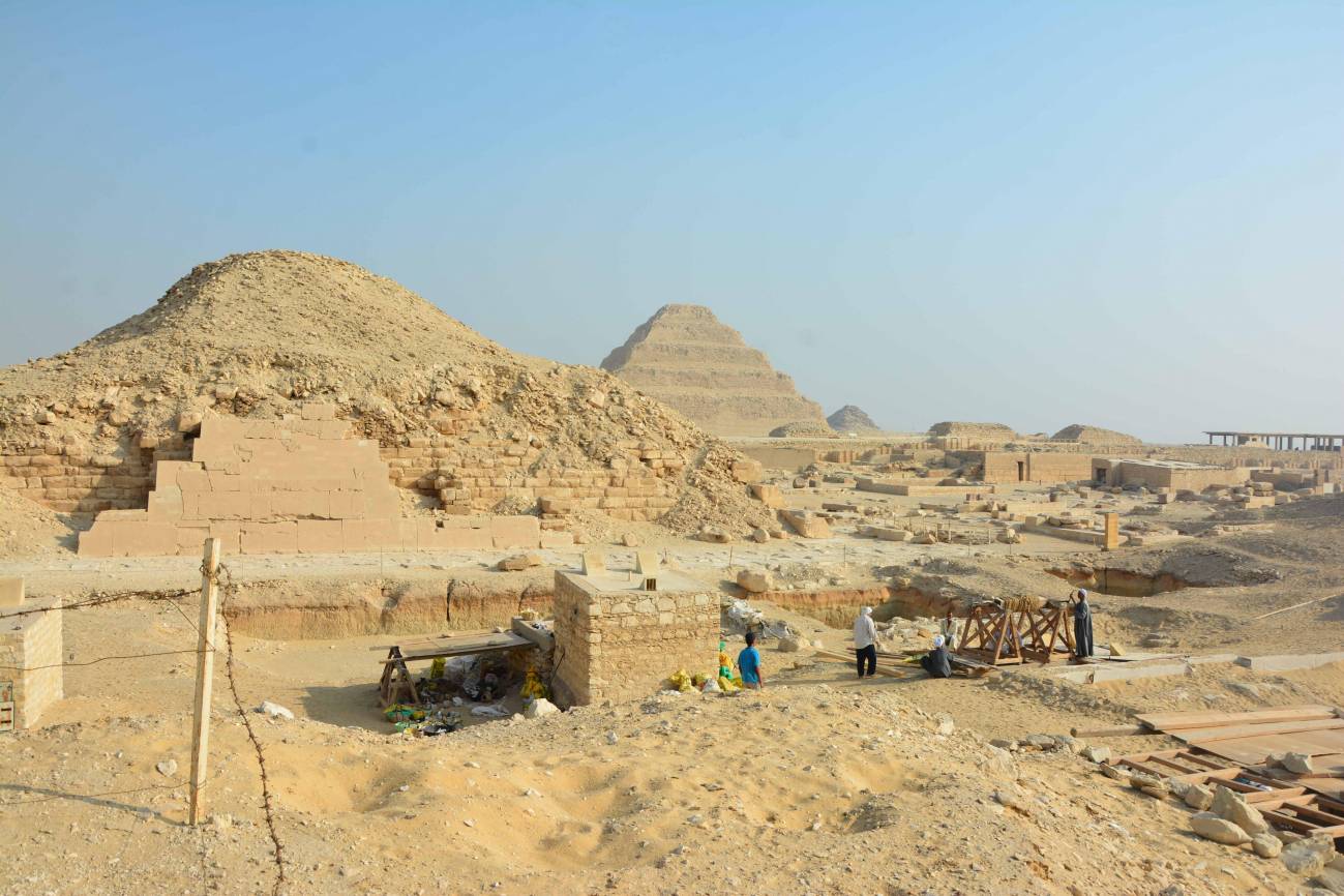Zona de excavación del Proyecto Tumbas Saítas de Saqqara, con vistas a la pirámide de Unas y a la pirámide escalonada de Djoser. / © Saqqara Saite Tombs Project, Universidad de Tubinga, Alemania. Fotógrafo: S. Beck