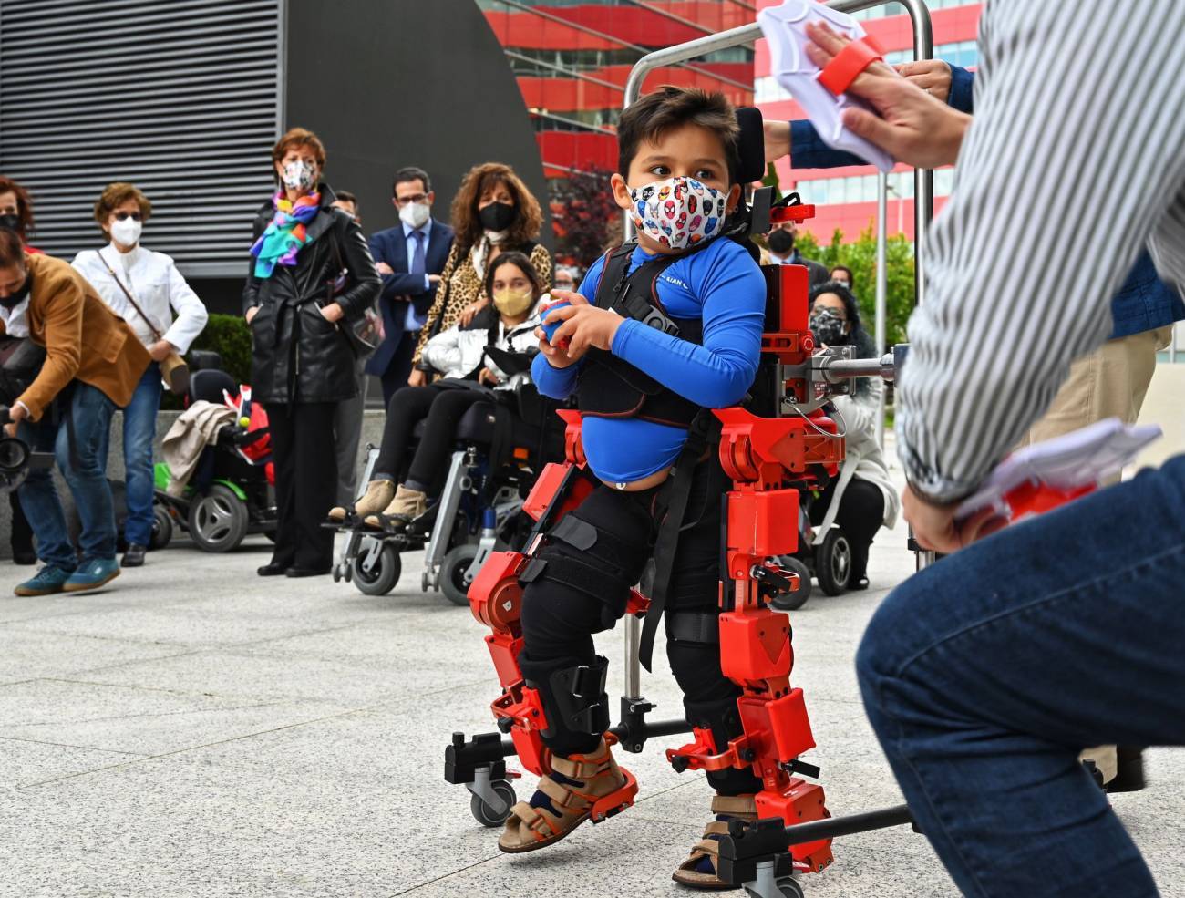 Demonstration of the exoskeleton with a child with spinal muscular atrophy