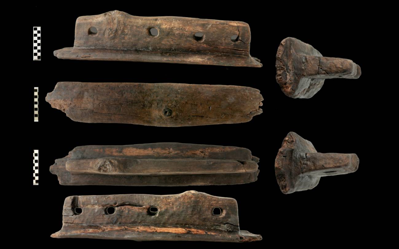 Elemento asociado a la canoa 1 en forma de T. Expuesto en el Museo delle Civiltà. / Museo delle Civiltà