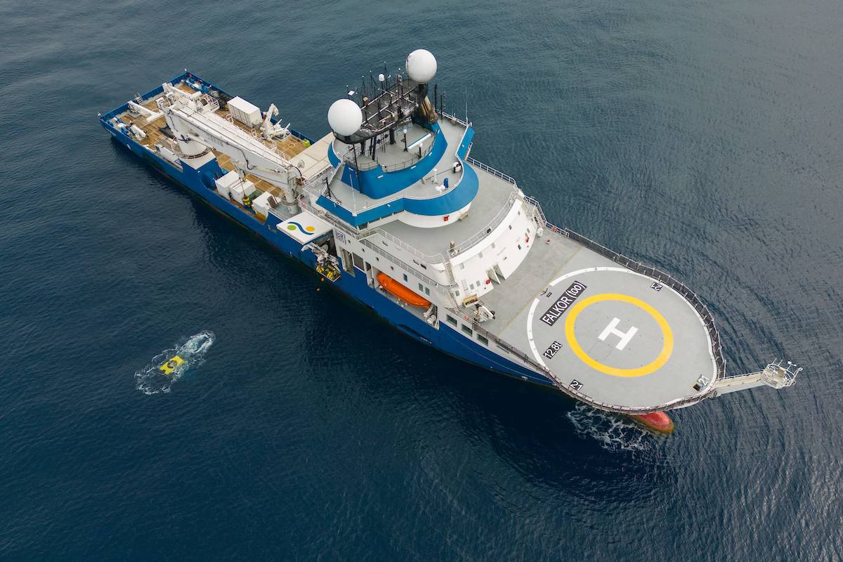 El vehículo teledirigido SuBastain se despliega desde el buque de investigación Falkor al comienzo de una inmersión científica.. /Alex Ingle / Schmidt Ocean Institute