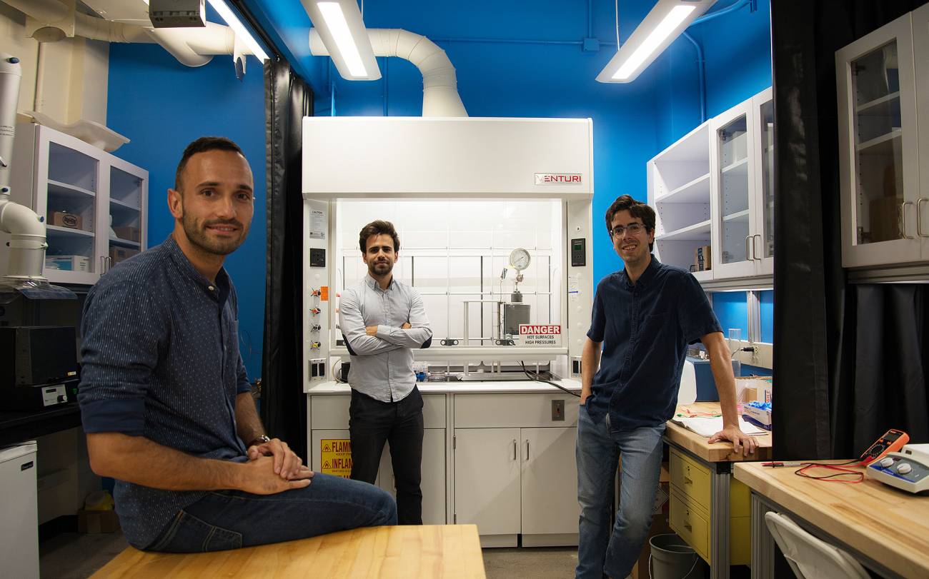 fran toni diego2 - Investigadores Españoles del MIT desarrollan  sistema para producir electrodos de baterías de vanadio a partir de crustáceos e insectos