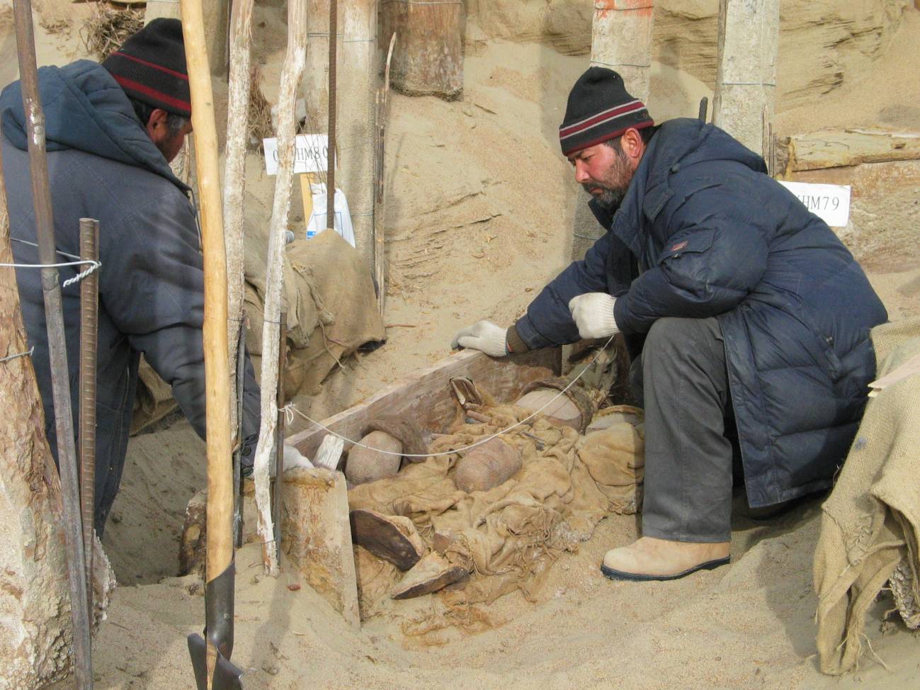 Excavación del enterramiento M75 en el cementerio de Xiaohe. / Wenying Li, Instituto de Reliquias Culturales y Arqueología de Xinjiang
