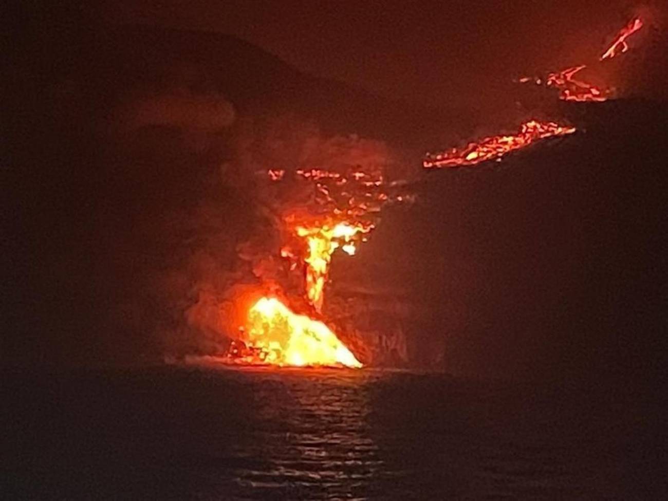 Imagen del Instituto Español de Oceanografía de la llegada al mar de la lava de la erupción volcánica de La Palma.