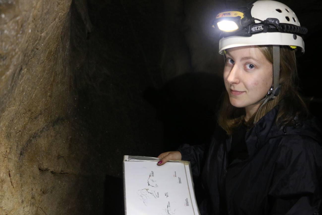 Tania Mosquera Castro en cova Eirós. / Foto cedida por la investigadora
