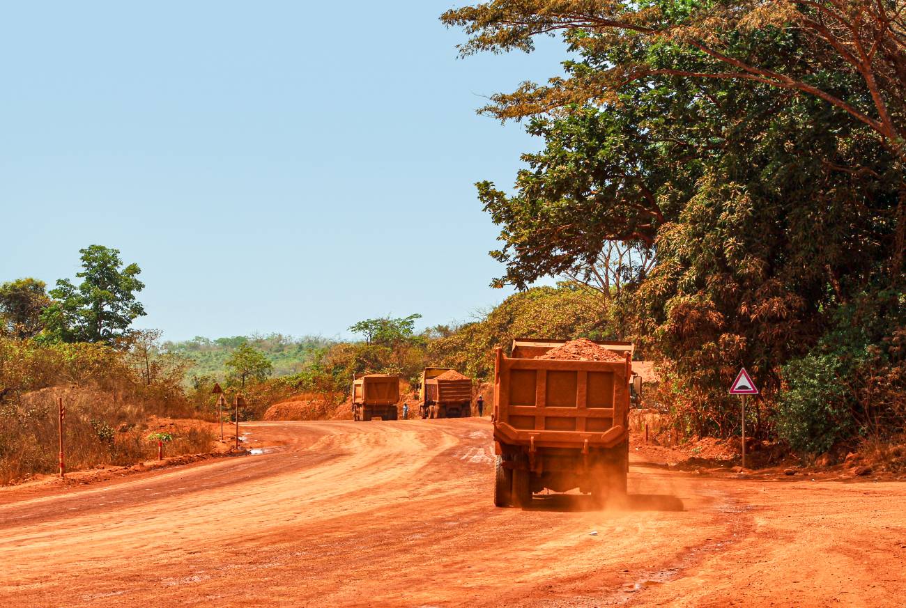 Camiones que transportan bauxita a lo largo de una carretera minera en Guinea. / Genevieve Campbell