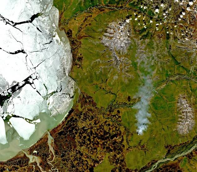Penacho del incendio forestal visto a 32 kilómetros del Ártico cuando aún había hielo marino. El incendio ardió a una latitud de 68,91°N el 16 de junio de 2020. Imagen en color real de Sentinel-2 con puntos calientes superpuestos. / Foto satélite procesada por Adrià Descals y adquirida por la ESA