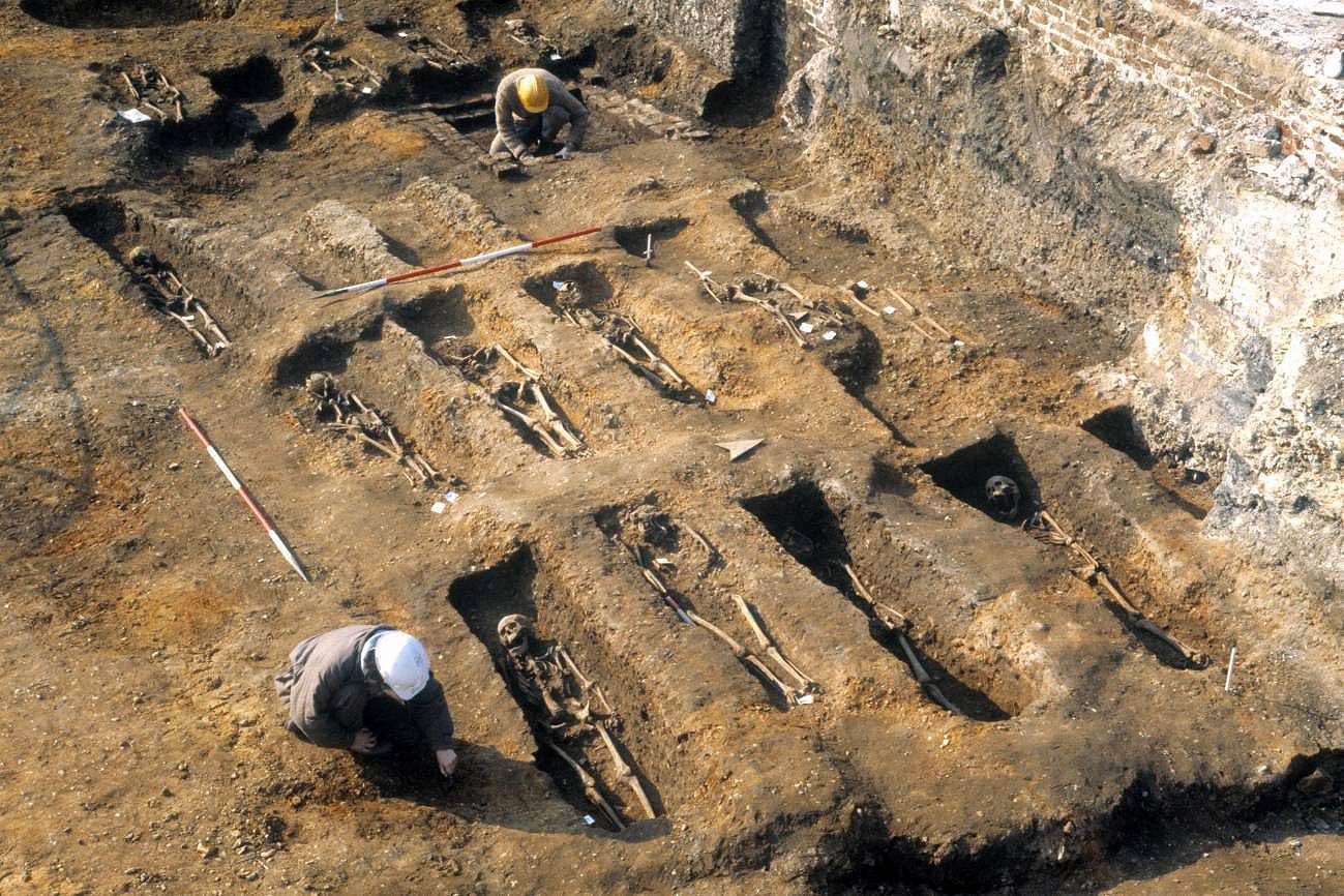 Los investigadores extrajeron ADN de los restos de personas enterradas en algunas fosas de la peste en Londres.