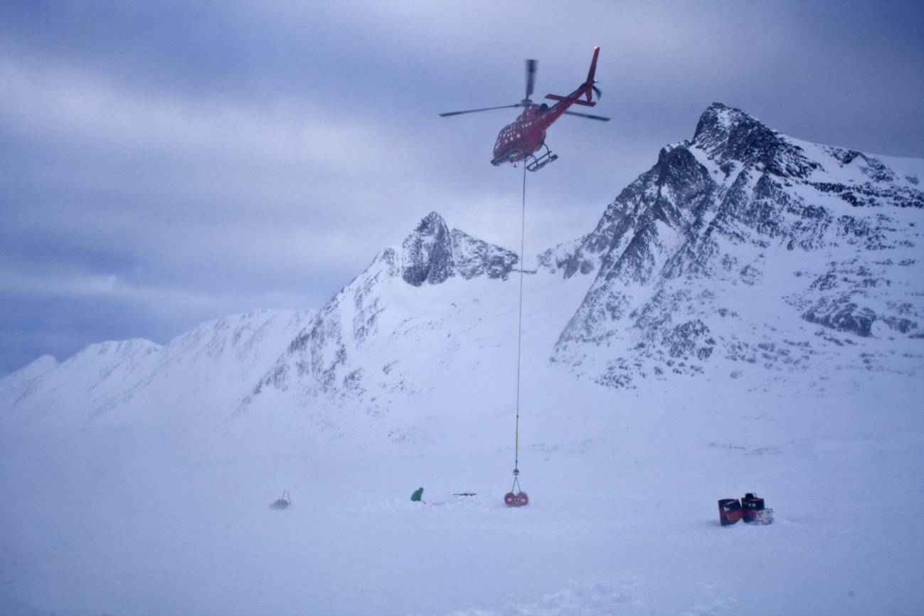Los barriles de combustible se colgaron con un palangre, que se muestra aquí en marzo de 2015, y se depositaron en puntos estratégicos para que el helicóptero pudiera llegar a los osos polares del sureste de Groenlandia./ Fernando Ugarte