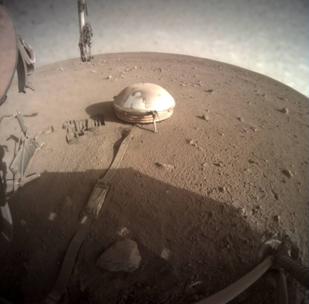 El sismómetro del módulo de aterrizaje InSight (autorretratado aquí con su cámara de contexto) ha registrado eventos sísmicos del lado más lejano de Marte. / NASA/JPL-Caltech