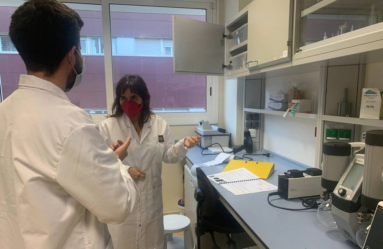 Judit Camargo en el laboratorio con un investigador de su equipo. / Foto cedida por la entrevistada