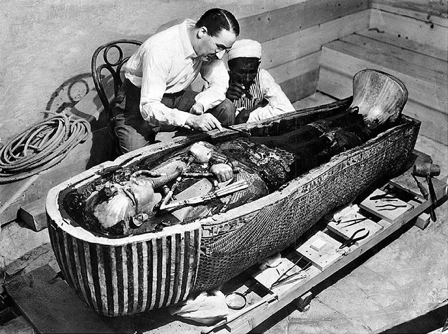 Howard Carter examinando el ataúd interior de Tutankamón. / Wikipedia
