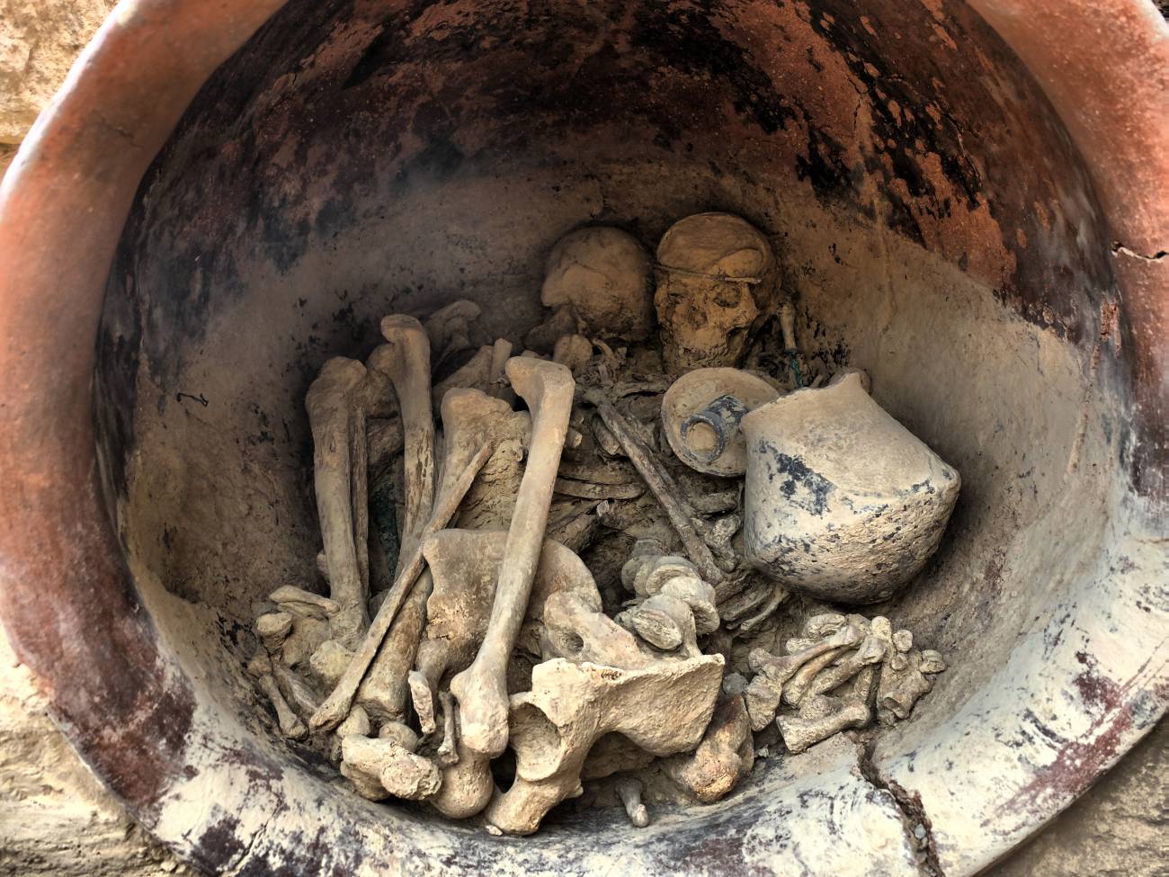 Interior de la tumba principesca con los esqueletos y el ajuar funerario. / UAB