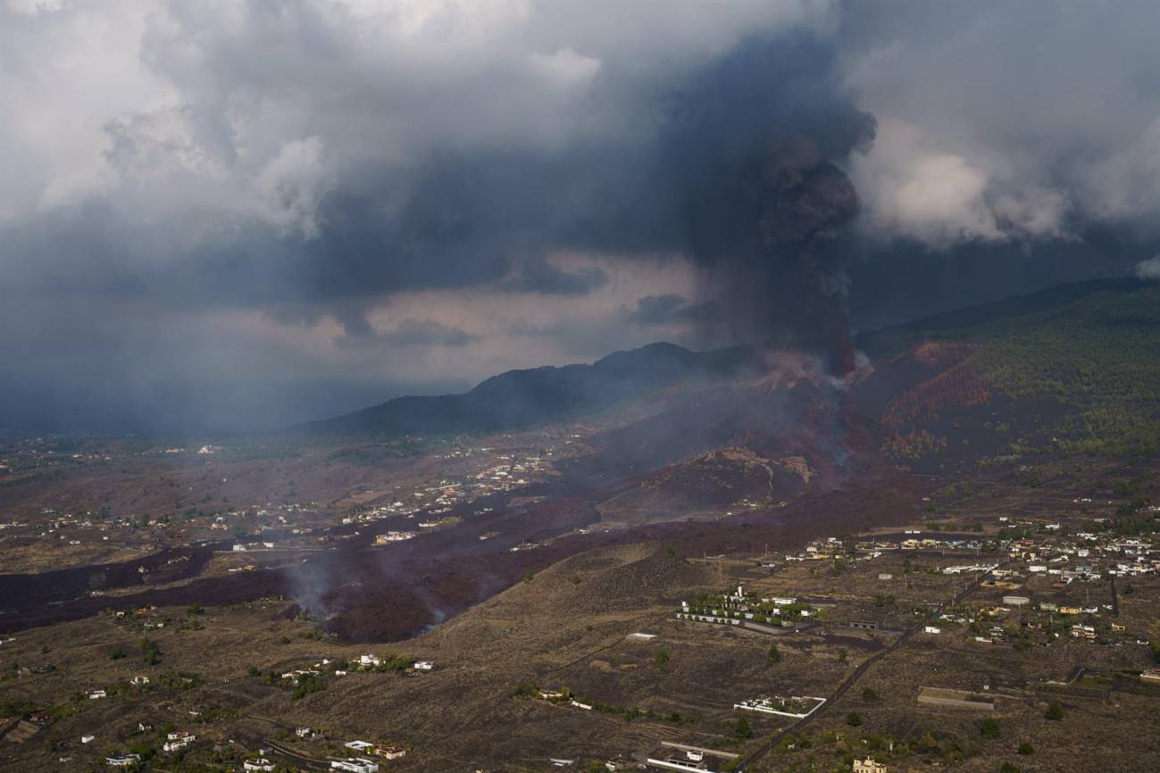 Vista desde un helicóptero del volcán de la isla de La Palma en su quinto día de actividad