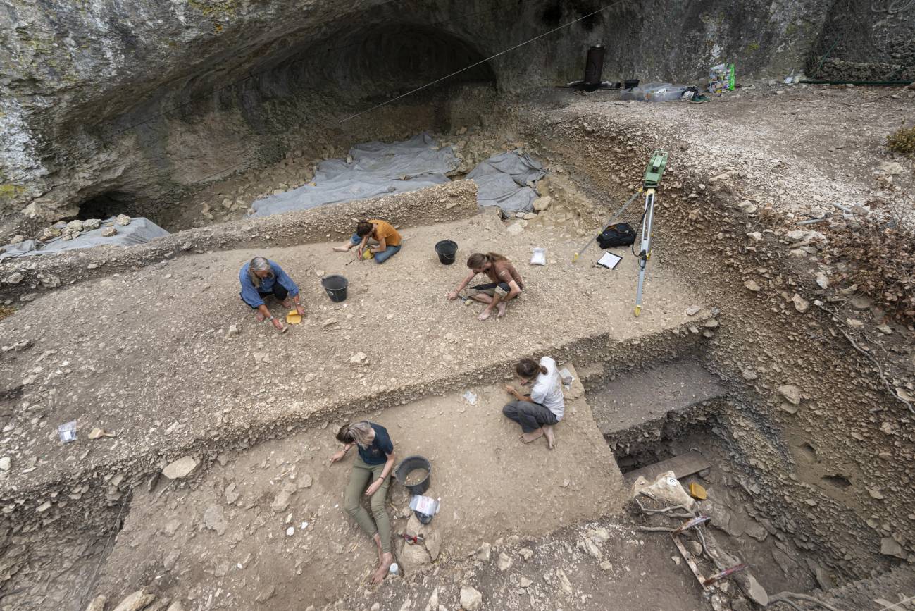 Vista de las excavaciones arqueológicas a la entrada de la Grotte Mandrin. / Philippe Psaila