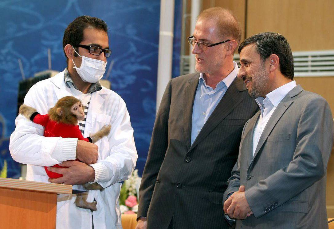  En la fotografía, Ahmadineyad (a la derecha) observa al mono que Irán lanzó al espacio. / Efe