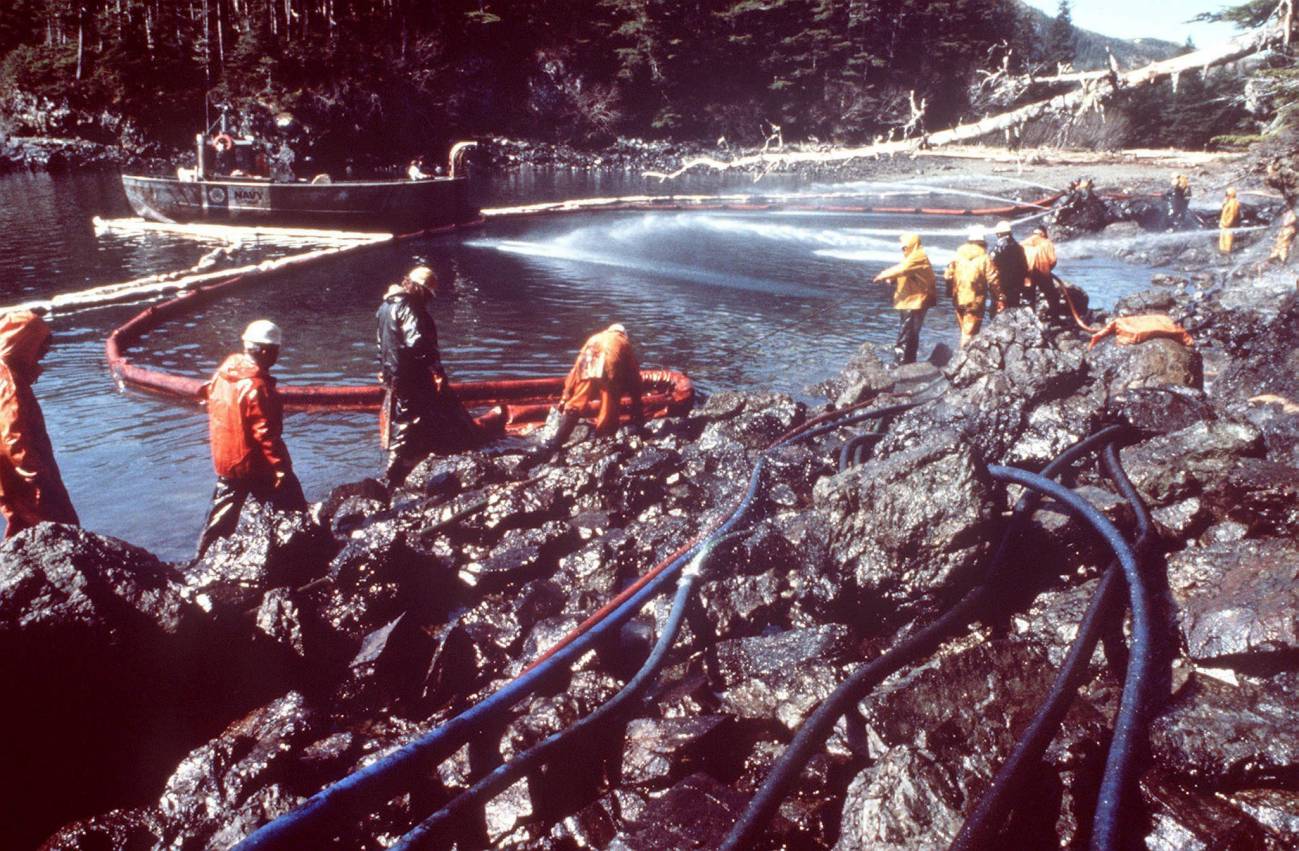 Varios trabajadores limpian las rocas con vapor mientras retiran petróleo de la costa tras el vertido derramado del buque Exxon Valdez en el estrecho del príncipe Guillermo en Alaska (EE UU) el 28 de marzo de 1989. / EFE. 