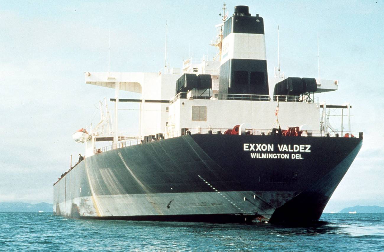 El buque petrolero Exxon Valdez se mantiene a flote tras encallar contra un arrecife en el estrecho del príncipe Guillermo en Alaska. / Efe