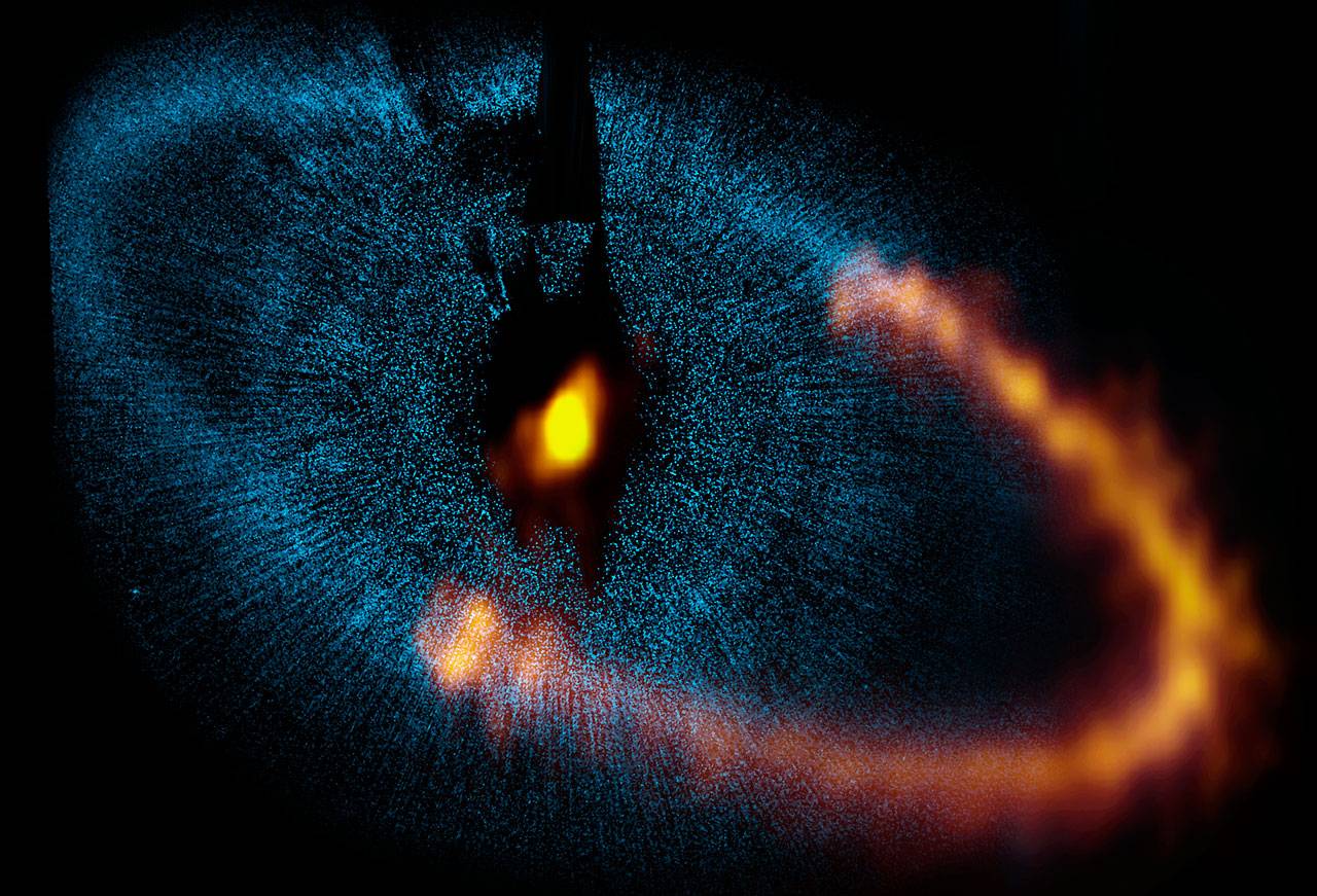 Anillo de polvo alrededor de la brillante estrella Fomalhaut visto por ALMA. La zona azul procede de una imagen anterior obtenida con el Hubble.