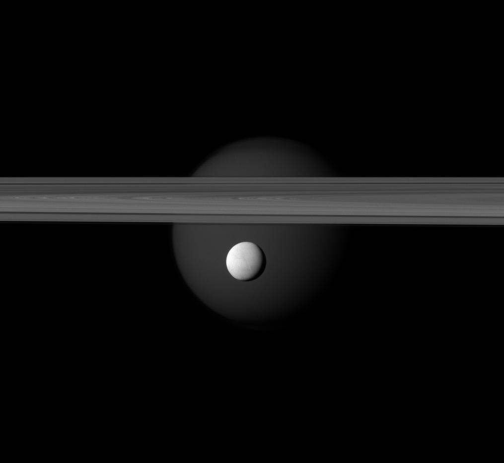 El gran Titán y el 'pequeño' Encelado con los anillos de Saturno