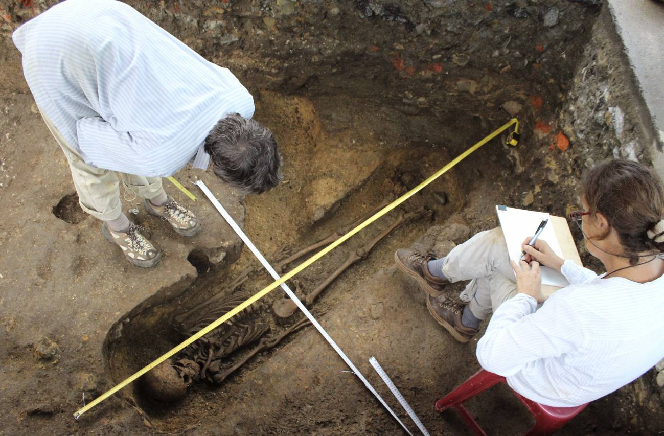 La arqueóloga española María Cruz Berrocal y un colega taiwanés contemplan un esqueleto que pudo pertencer a un colono español en Taiwán. /Efe