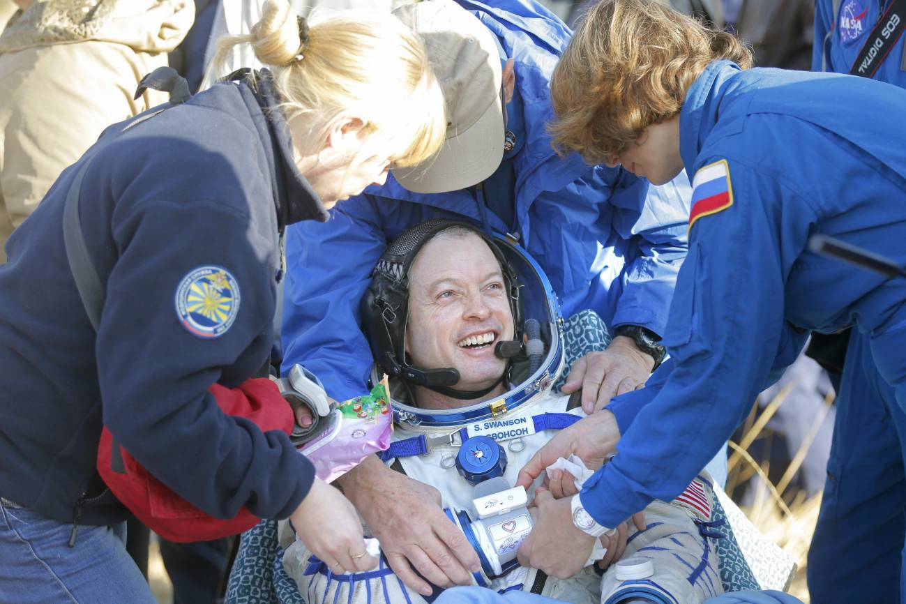Médicos rusos del equipo de búsqueda y rescate asisten al astronauta estadounidense de la NASA Steve Swanson tras el aterrizaje. / Efe