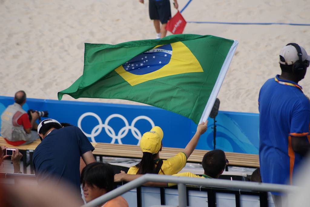 Una seguidora de Brasil ondea una bandera en los pasados juegos de Pekín. Imagen: Bleublogger 