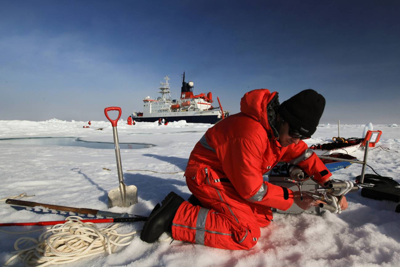 Las predicciones actuales de los modelos climáticos asumen que podría darse un verano sin hielo en el Ártico en las siguientes décadas. En la foto, preparación de sensores para mediciones en el hielo marino./ Karl Attard, NIOZ | Alfred Wegener Institute.